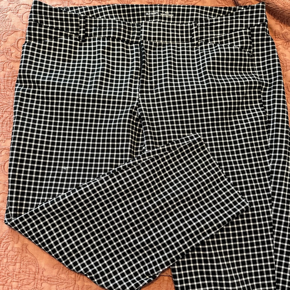 Black & White Old Navy Pixie Pants